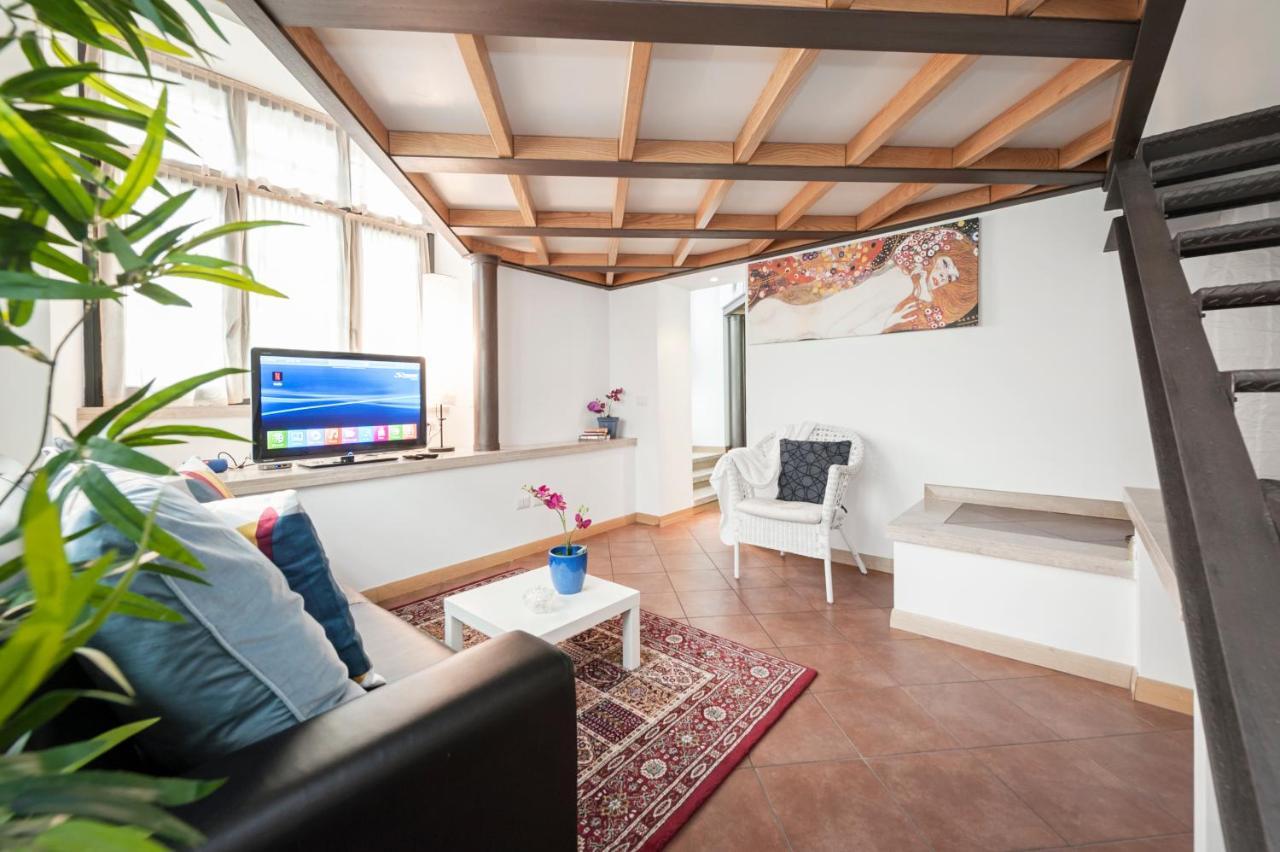 Inviting 3-bed In 4mins To Colosseo Apartment Rom